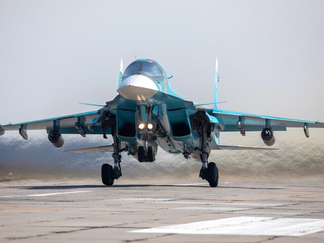 Бомбардировщик Су-34 уничтожил военный объект украинских националистов