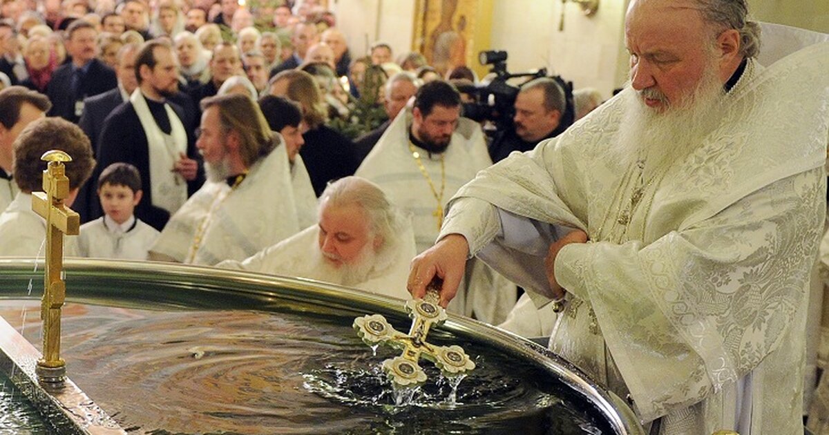 Воду освещают зеленым. Освящение воды на крещение. Освящение воды в храме. Богослужение на крещение Господне.