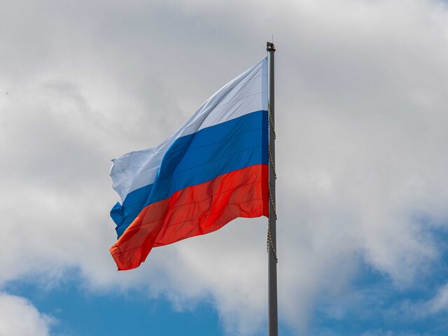 Мединский предложил начать воспевать в школах флаг РФ