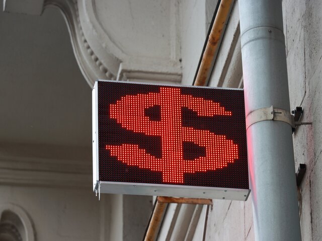 Центробанк понизил курсы доллара и евро на 25 марта более чем на 7 рублей