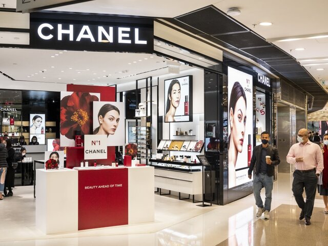 Chanel объяснили отказ продавать россиянам свою продукцию за рубежом