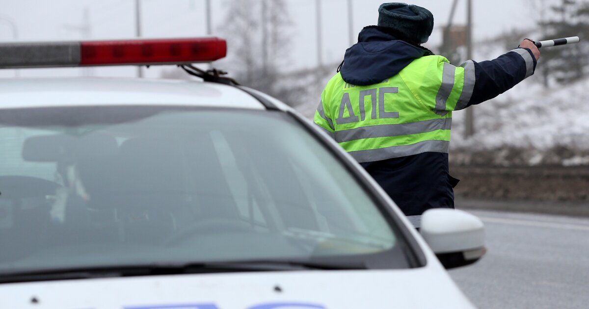 Водитель был остановлен полицией за управление автомобилем с превышением скорости