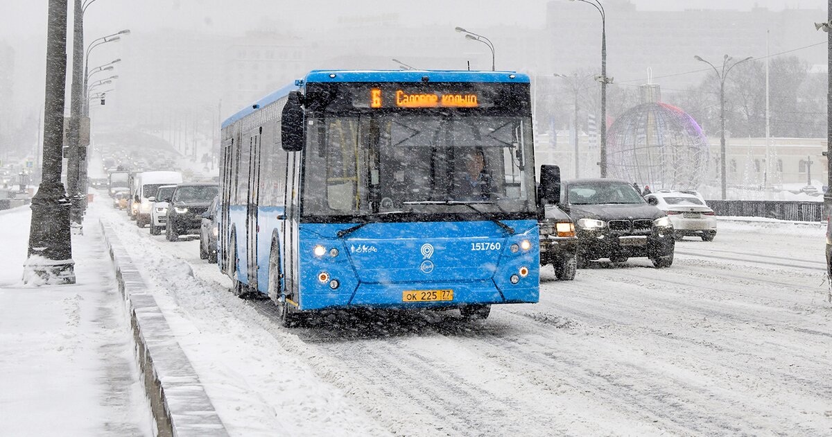 Ходят ли автобусы 2024 года. Автобусы Москвы 2022. Новогодний общественный транспорт 2022 Москвы. Автобусы Москва снег. Москва автобусы 2022 года.