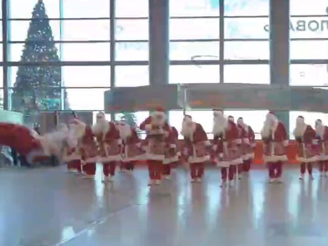 22 Деда Мороза станцевали в аэропорту Домодедово