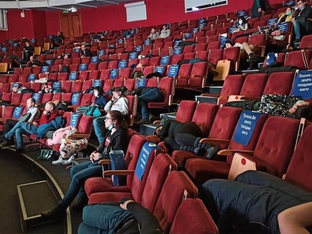 Более 100 жителей Норильска остались в кинотеатре на ночь из-за пурги