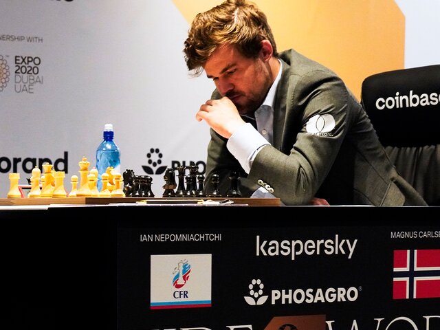 Карлсен одержал верх над Непомнящим и защитил титул чемпиона мира по шахматам