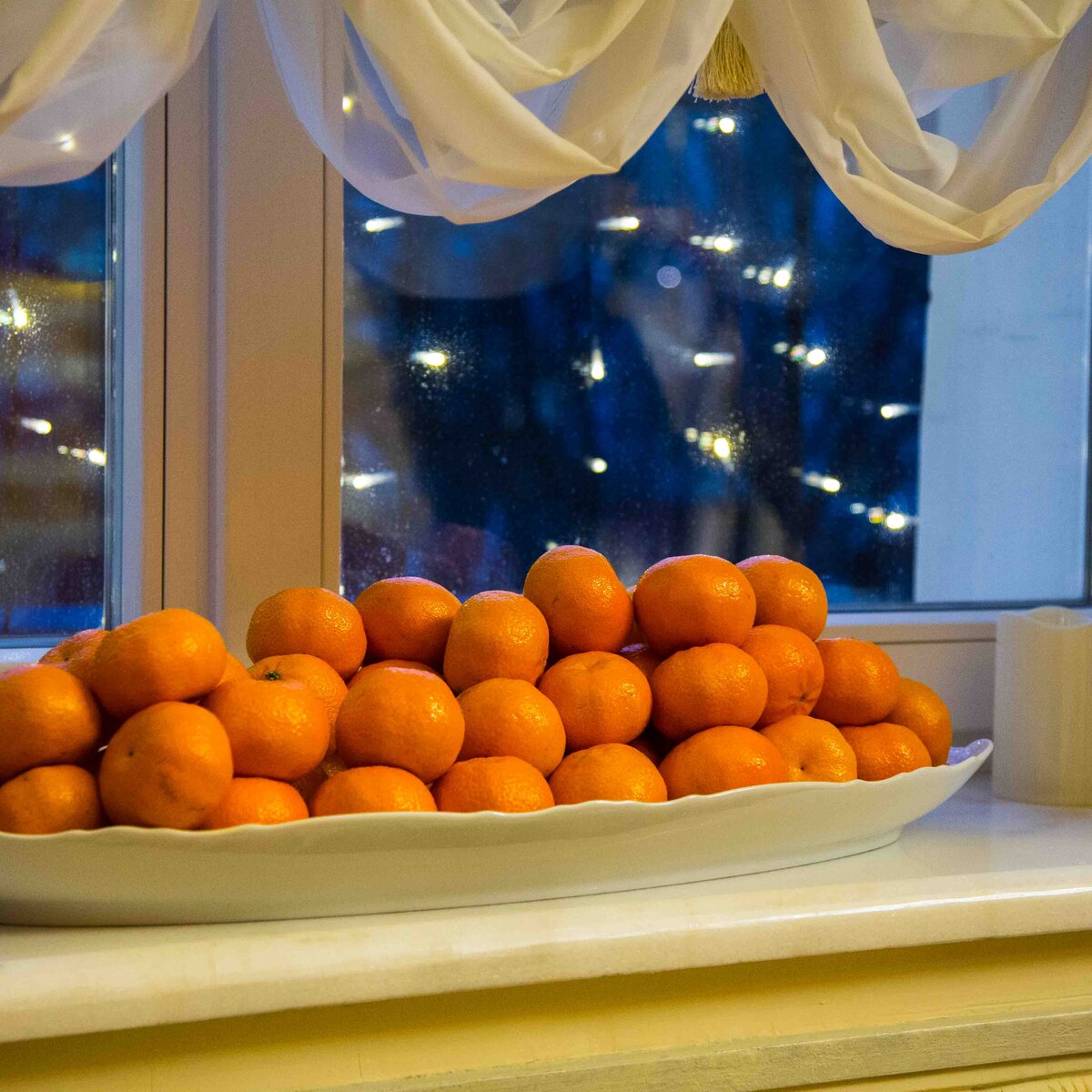 Столовая мандарин. Мандарины в тарелке. Турецкие мандарины. Мандарины на окне. Большой мандарин.