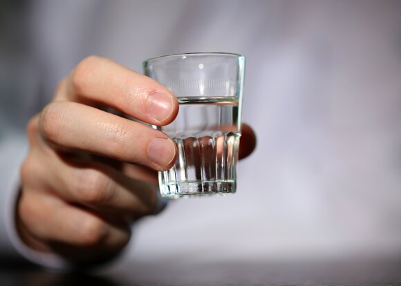 Американский биолог рассказала, как алкоголь увеличивает риск заболеть  COVID-19 – Москва 24, 06.01.2022