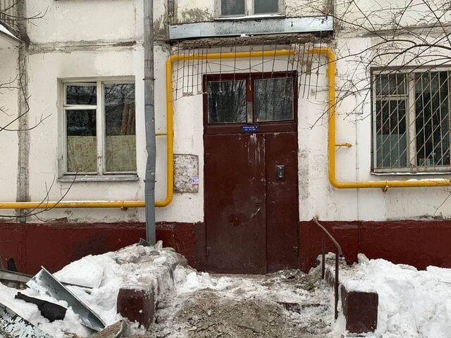 Прокуратура проводит проверку после обрушения козырька подъезда в Москве