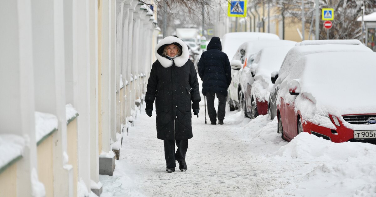 Похолодание передают. Снег в Москве. Сугробы в России. Занос на снегу. Снег в апреле в Москве.