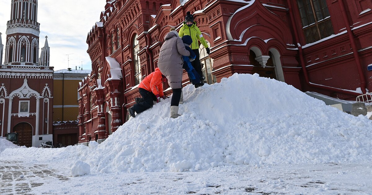 Сугробы в Москве. Самые большие сугробы в Москве 2024. Где рано сходит снег. Профессия климатолог картинки. Тают сугробы утихли