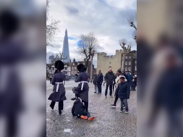 Королевский гвардеец сбил ребенка и наступил ему на ногу во время марша в Лондоне