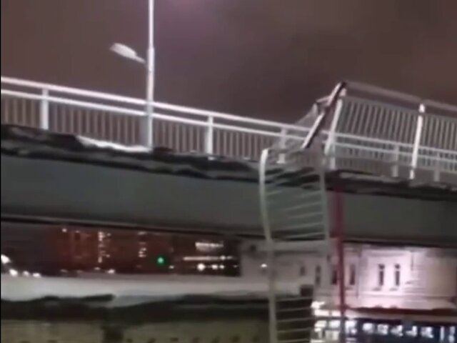 Сход пешеходного моста частично обрушился на станции МЖД Москва Товарная – Курская