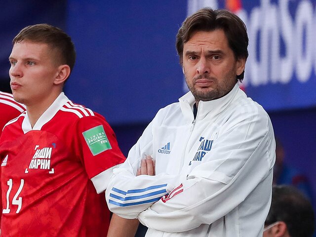 Тренер сборной России Лихачев признан лучшим тренером года по пляжному футболу