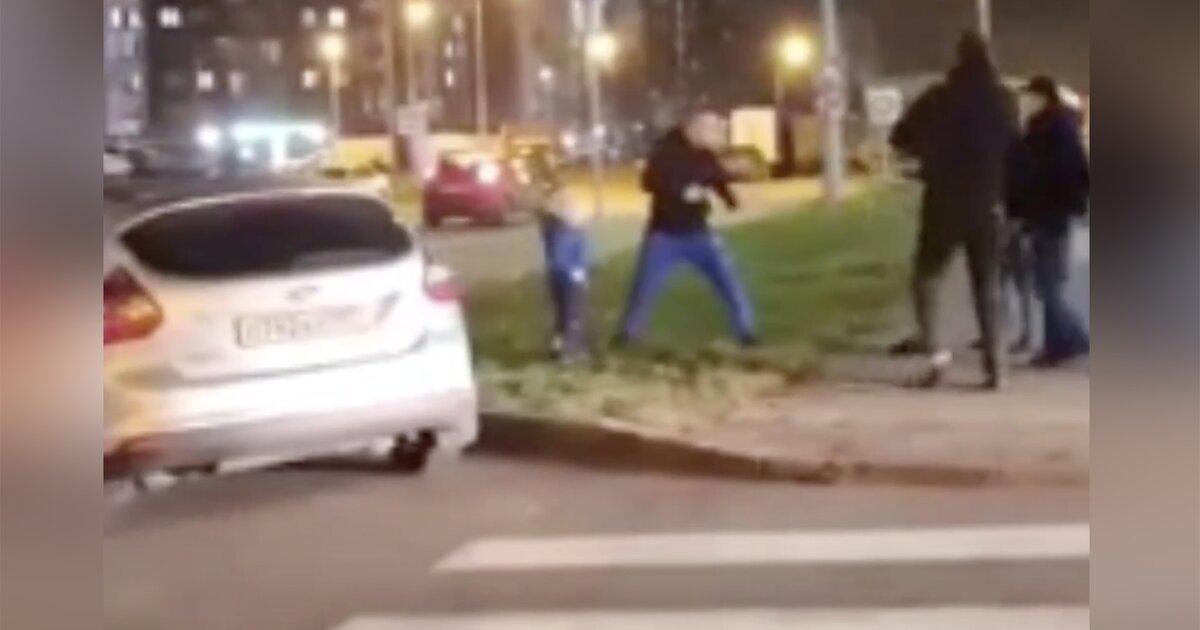Нападение на нападающих. Нападение на мужчину с ребёнком в новой Москве. Кавказцы напали толпой. Мужчина накинулся на ребенка. Мигранты напали на мужчину с ребенком.