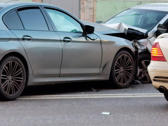 Причиной ДТП на проспекте Мира могло стать неправильное перестроение водителя BMW – СМИ