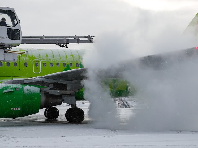 Росавиация порекомендовала запретить полеты самолетов при наличии на них снега