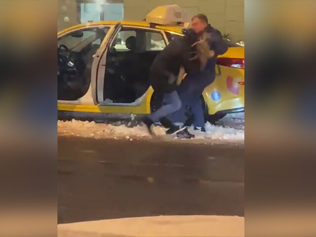 В "Яндексе" объяснили блокировку ударившего девушку таксиста