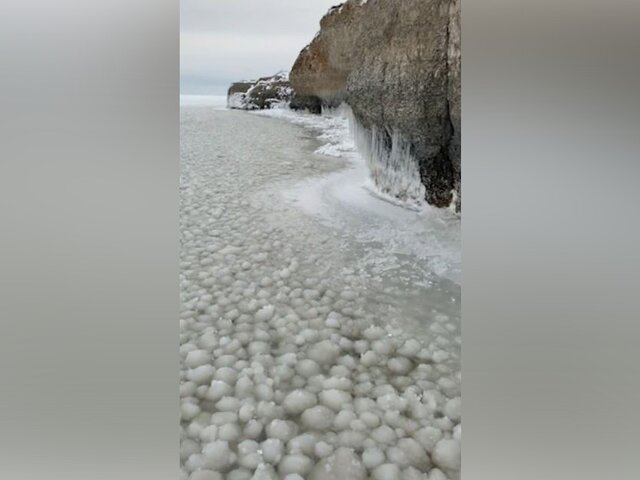 Озеро в Канаде покрылось миллионами ледяных шаров из-за редкого погодного явления