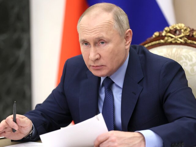 Путин поручил обеспечить повышение зарплат инспекторов Ростехнадзора
