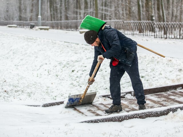 В Госдуме предложили привлекать к уборке снега должников по ЖКУ