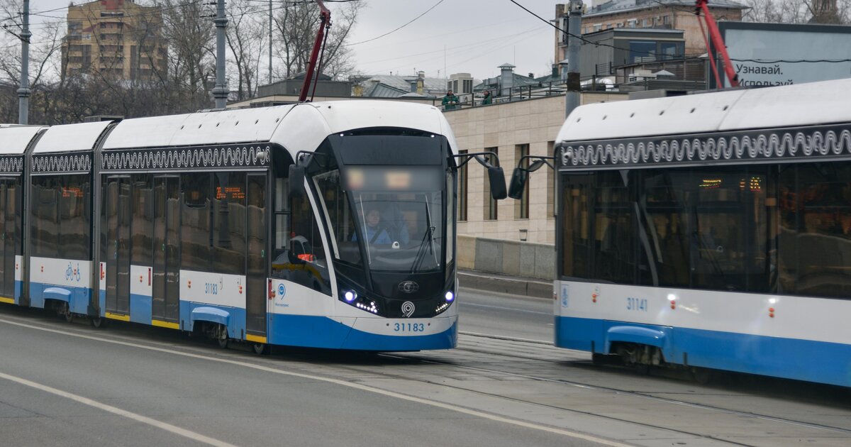 В первом трамвае было в 3 раза. Трамвай 24 маршрут Москва. Трамвай 36 маршрут Москва. Трамвай в Москве 2003 года выпуска. Наземный трамвай Москва Академика Королева.