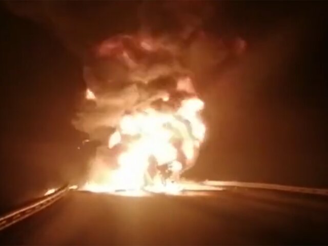 Бензовоз опрокинулся и загорелся на трассе под Красноярском