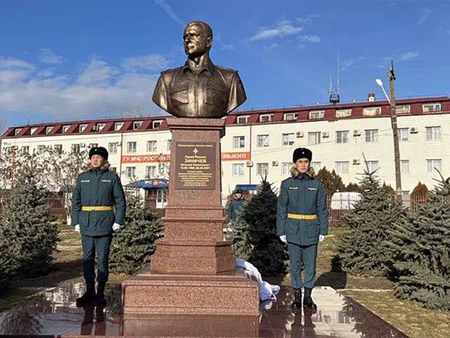 В Калмыкии открыли первый в РФ памятник-бюст погибшему главе МЧС Зиничеву