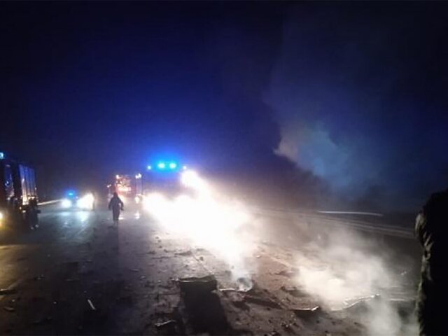 Грузовик с пиротехникой загорелся на трассе в Казахстане