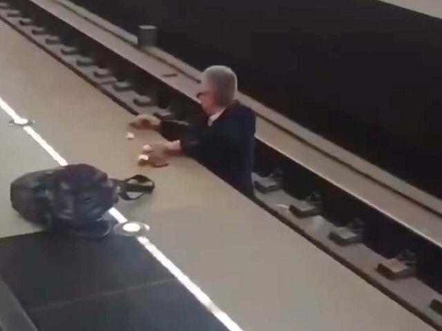 Пассажир спрыгнул за наушником на пути метро в Москве
