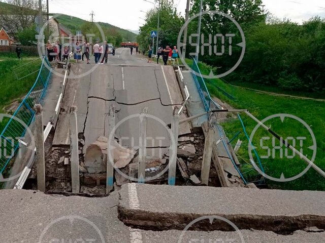 Грузовик обрушил автомобильный мост через реку на Кубани