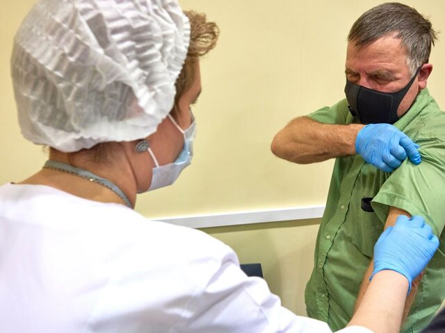 Выездные бригады по вакцинации и поликлиники Москвы изменят график работы в праздники