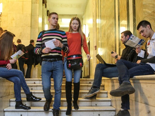 Абитуриент москва. Фото с выборов студенты.