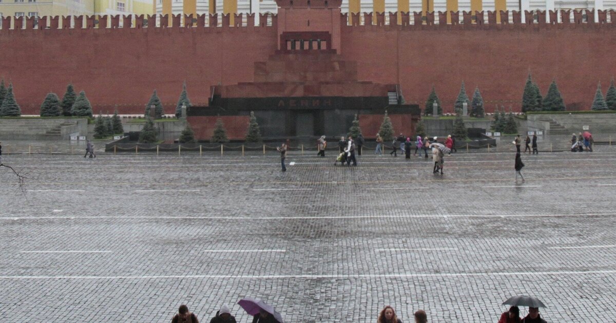 Почему перекрыта красная площадь. Мавзолей Ленина в Москве. Ленин на красной площади в мавзолее. Мавзолей Ленина некрополь.
