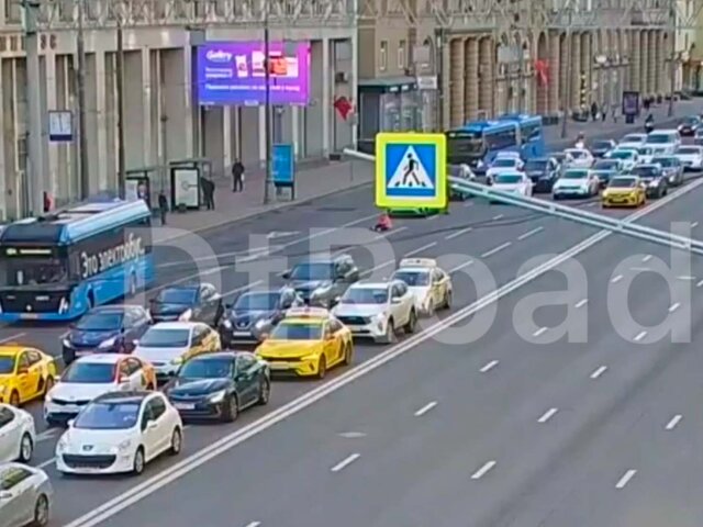 Автомобиль сбил подростка на проспекте Мира в Москве