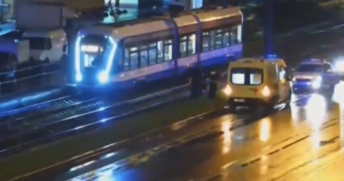 Движение трамваев восстановлено. Последний трамвай. Столкнулись трамваи Москва. Трамвай на улицах Москвы 2022.