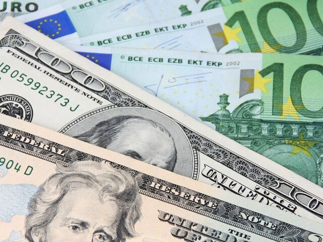Экономист оценил вероятность падения курса доллара и евро до 30 рублей
