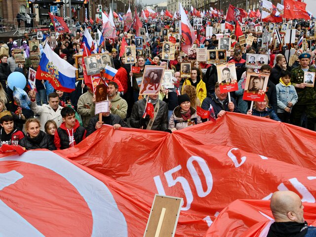 Более миллиона человек принимает участие в шествии "Бессмертного полка" в Москве
