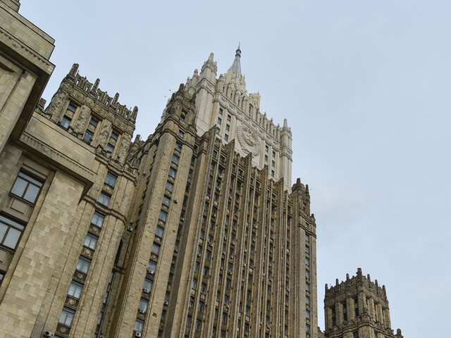 Россиян предупредили о прекращении обслуживания карт "Мир" в Казахстане и Вьетнаме