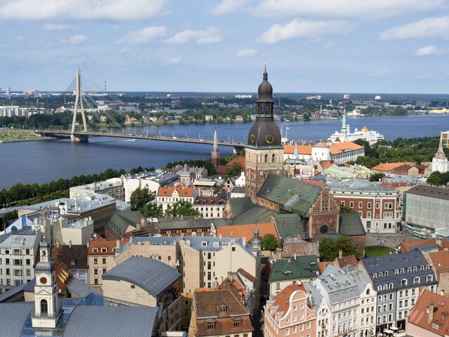 Власти Латвии рекомендовали гражданам страны немедленно покинуть РФ