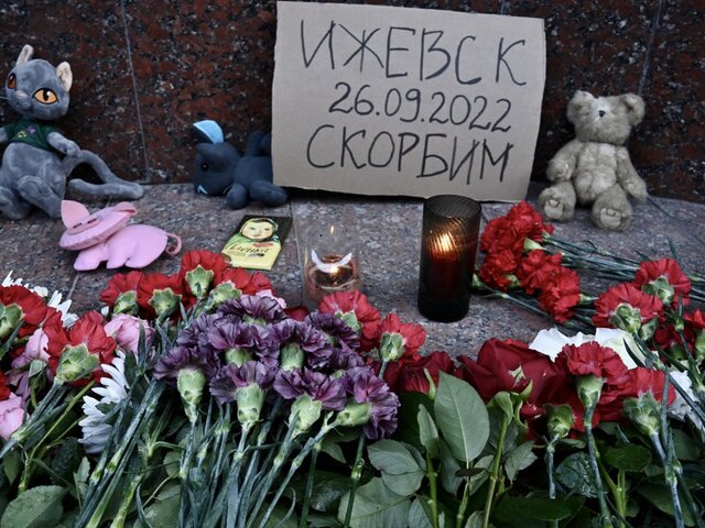 Москвичи несут цветы к зданию представительства главы Удмуртии. Прямой эфир