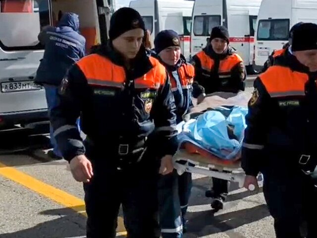 Спецборт МЧС доставил в Москву раненных при стрельбе в ижевской школе
