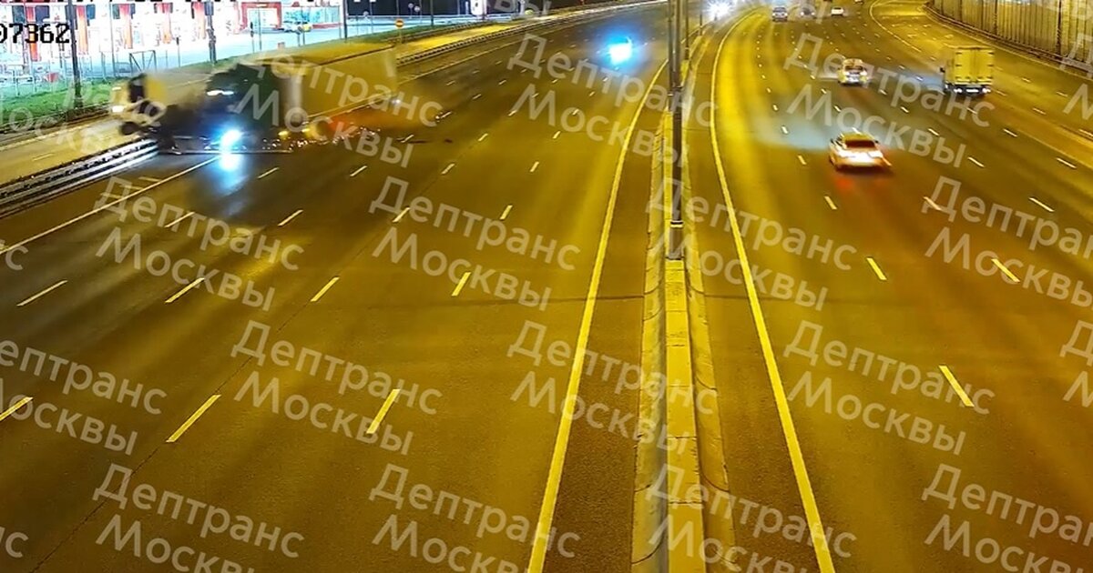 26 октября 2020 года. Московская Кольцевая автомобильная дорога. МКАД дорога ночь. Москва дорога МКАД.