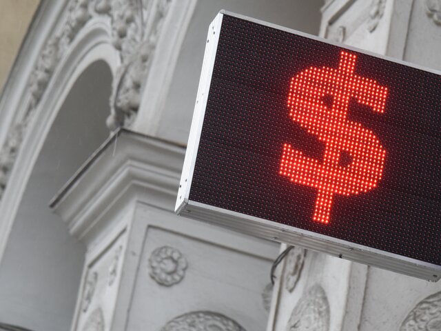 Курс доллара превысил отметку в 64 рубля впервые с 7 июля