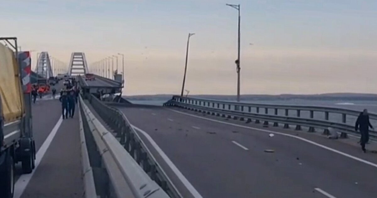 07. Крымский мост россия. Крымский мост взорвали 2022. Последние удары по крымскому мосту. Последние удары по крымскому мосту.