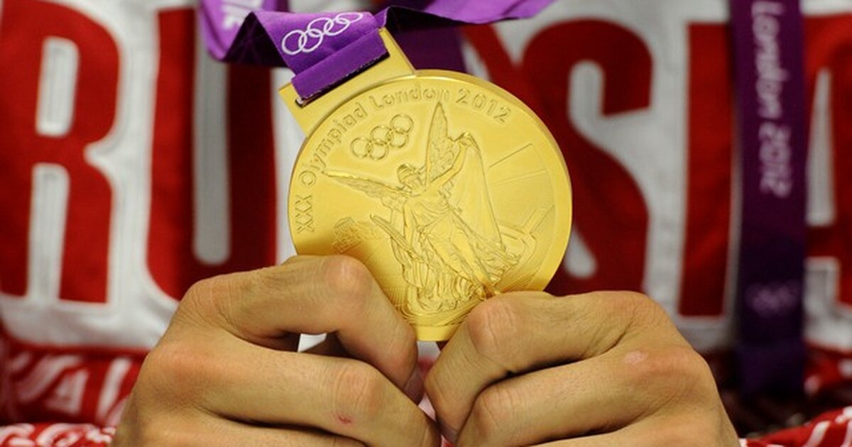 Первое олимпийское золото. Золотая медаль. Олимпийские медали. Олимпийские медали России. Олимпийская медаль в руках.