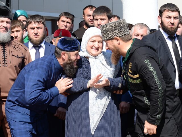 Путин наградил мать главы Чечни Аймани Кадырову орденом Почета