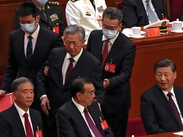 Экс-председатель Китая досрочно покинул церемонию закрытия съезда КПК