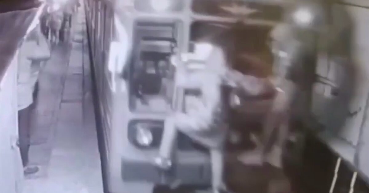 В москве упал человек на рельсы метро. Метро электричка. Проезд в метро. Взрывы в московском метрополитене. Учения в метро москвы27.