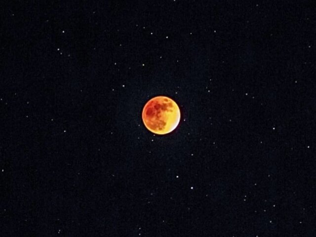 Метеоролог объяснила феномен красной Луны в Москве